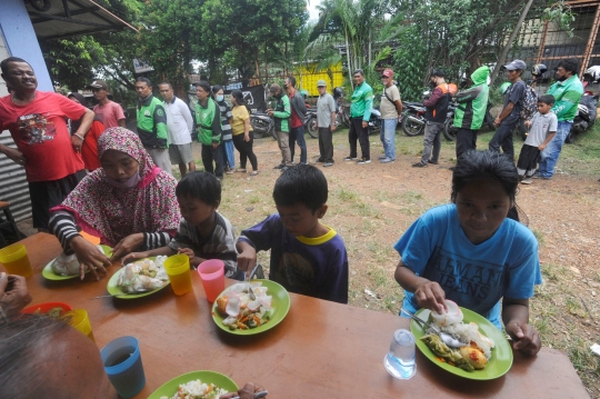 Berbagi Keberkahan dengan Membuka Warung Makan Gratis di Depok