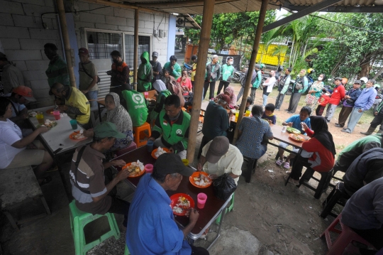 Berbagi Keberkahan dengan Membuka Warung Makan Gratis di Depok