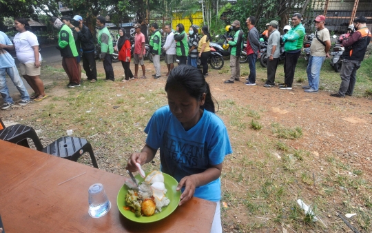 Berbagi Keberkahan dengan Membuka Warung Makan Gratis di Depok