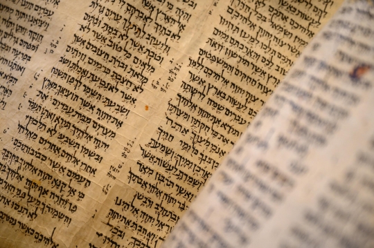 Ini Alkitab Ibrani Tertua dan Terlengkap, Diperkirakan Laku Rp756,7 Miliar