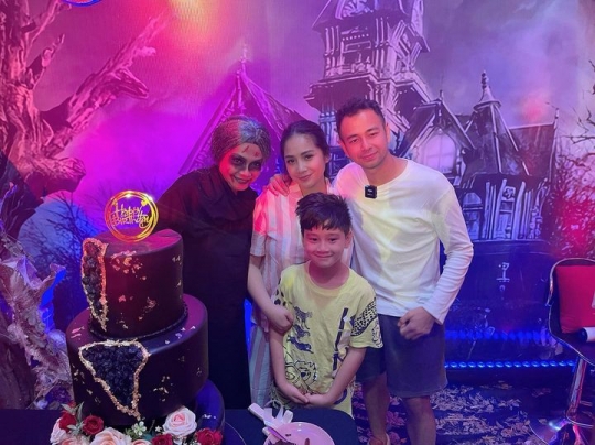 Totalitas Banget! Deretan Foto Mama Rieta di Momen Ultah Raffi & Nagita, jadi 'Hantu'