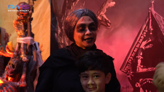 Totalitas Banget! Deretan Foto Mama Rieta di Momen Ultah Raffi & Nagita, jadi 'Hantu'