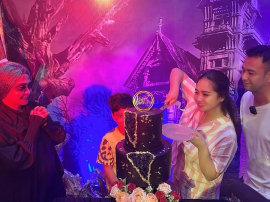 Totalitas Banget! Deretan Foto Mama Rieta di Momen Ultah Raffi & Nagita, jadi 'Hantu'