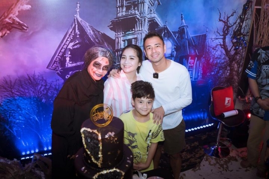 Totalitas Banget! Deretan Foto Mama Rieta di Momen Ultah Raffi & Nagita, jadi 'Hantu'