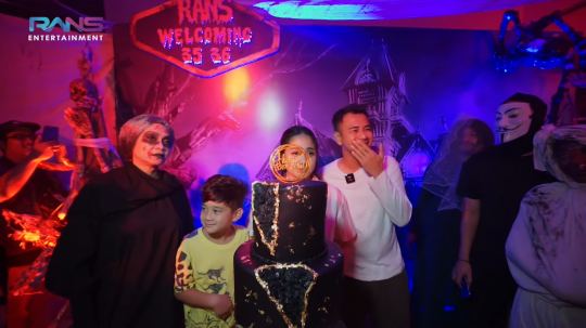 Totalitas Banget! Deretan Foto Mama Rieta di Momen Ultah Raffi & Nagita, jadi 'Hantu'