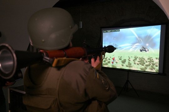 Mengintip Pasukan Ukraina Latihan Perang Pakai Simulator