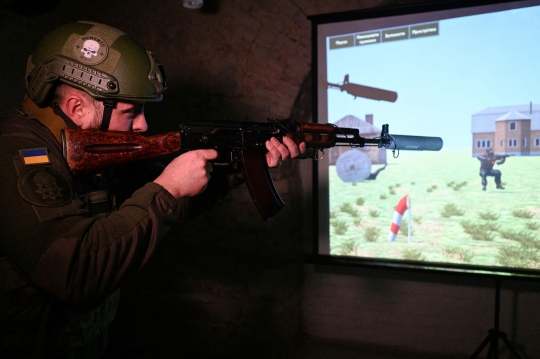 Mengintip Pasukan Ukraina Latihan Perang Pakai Simulator