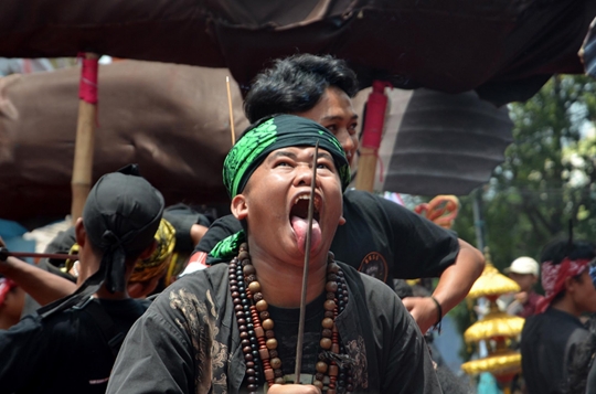 Atraksi Debus Meriahkan Pawai Hari Jadi Garut ke-210 Tahun