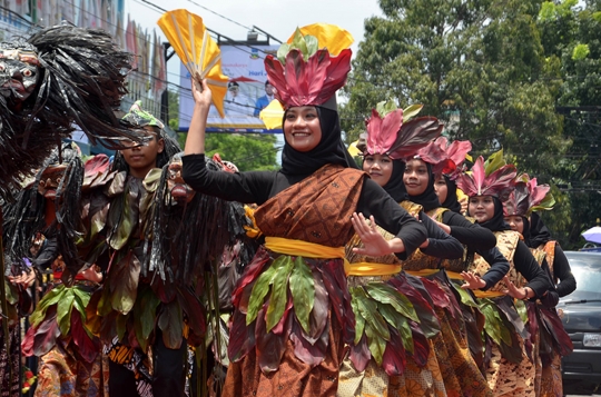 Atraksi Debus Meriahkan Pawai Hari Jadi Garut ke-210 Tahun