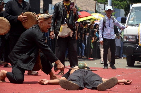 Atraksi Debus Meriahkan Pawai Hari Jadi Garut ke-210 Tahun