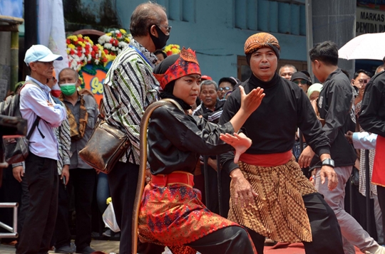 Atraksi Debus Meriahkan Pawai Hari Jadi Garut ke-210 Tahun