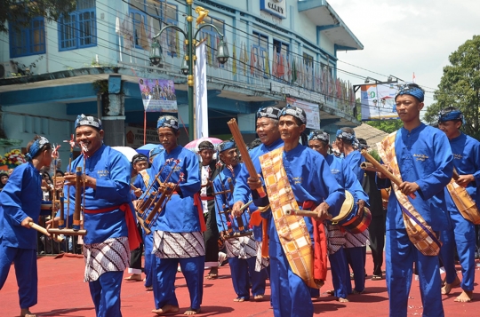 Atraksi Debus Meriahkan Pawai Hari Jadi Garut ke-210 Tahun