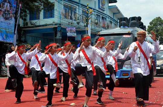 Atraksi Debus Meriahkan Pawai Hari Jadi Garut ke-210 Tahun