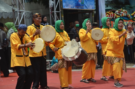 Atraksi Debus Meriahkan Pawai Hari Jadi Garut ke-210 Tahun