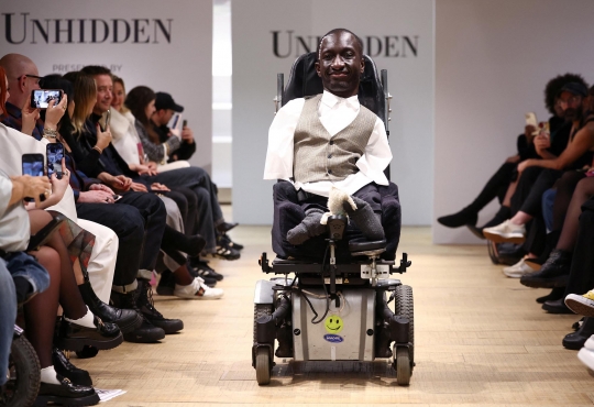 Gaya Model Difabel Tampil di London Fashion Week