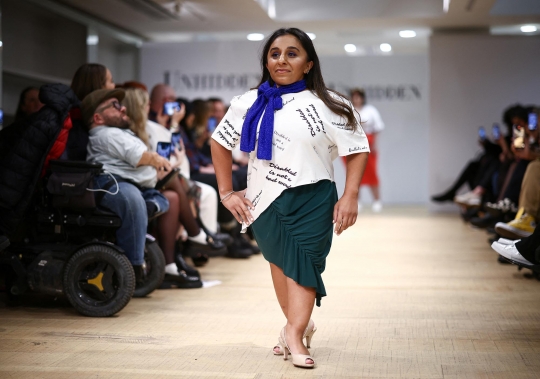 Gaya Model Difabel Tampil di London Fashion Week