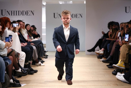 Gaya Model Difabel Tampil di London Fashion Week