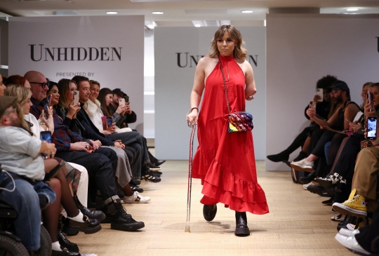 Gaya Model Difabel Tampil di London Fashion Week