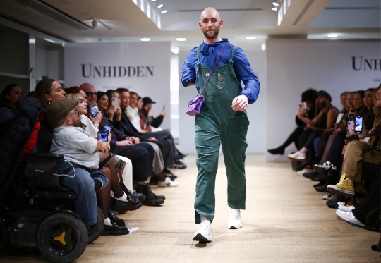 Gaya Model Difabel Tampil di London Fashion Week