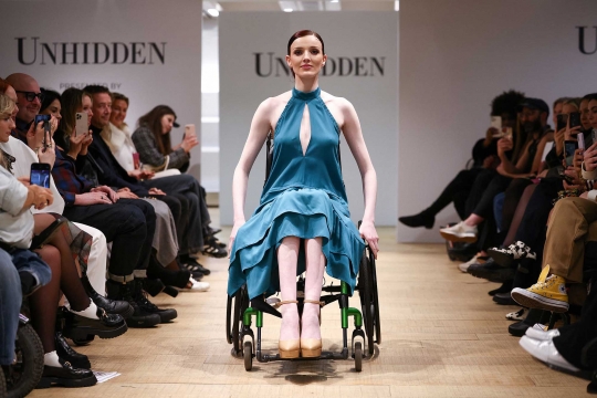 Gaya Model Difabel Tampil di London Fashion Week