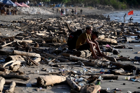 Pemandangan Pantai Kuta Bali Dipenuhi Sampah Kiriman