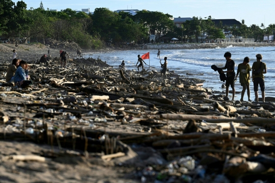 Pemandangan Pantai Kuta Bali Dipenuhi Sampah Kiriman