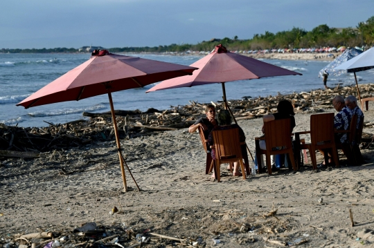 Pemandangan Pantai Kuta Bali Dipenuhi Sampah Kiriman