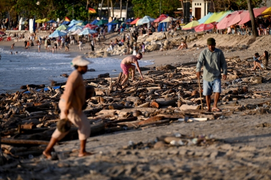 Pemandangan Pantai Kuta Bali Dipenuhi Sampah Kiriman