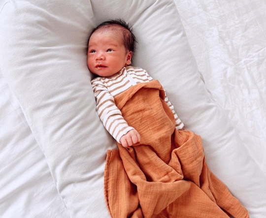 Berusia Seminggu, 9 Potret Baby Kiro Anak Irfan & Jennifer Bachdim Makin Menggemaskan