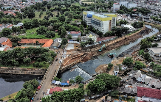 Memantau Progres Sodetan Kali Ciliwung dari Udara