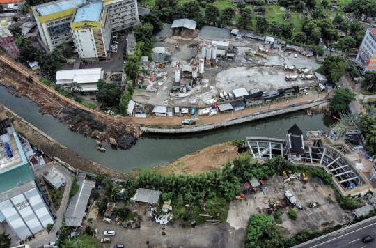 Memantau Progres Sodetan Kali Ciliwung dari Udara