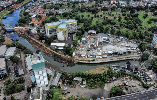 Memantau Progres Sodetan Kali Ciliwung dari Udara