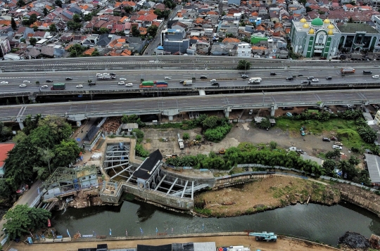 Memantau Progres Sodetan Kali Ciliwung dari Udara