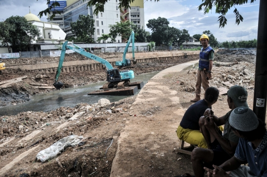 Memantau Progres Sodetan Kali Ciliwung dari Udara