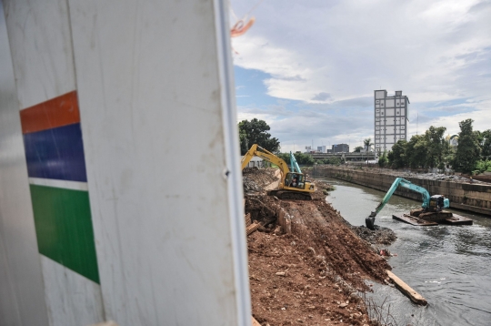 Memantau Progres Sodetan Kali Ciliwung dari Udara