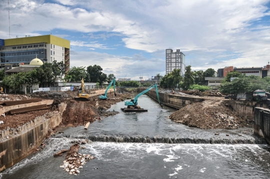 Memantau Progres Sodetan Kali Ciliwung dari Udara