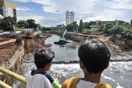 Memantau Progres Sodetan Kali Ciliwung dari Udara