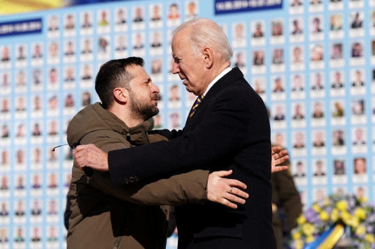 Kunjungan Pertama ke Kyiv Sejak Invasi Rusia, Joe Biden Peluk Erat Presiden Ukraina