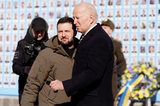 Kunjungan Pertama ke Kyiv Sejak Invasi Rusia, Joe Biden Peluk Erat Presiden Ukraina