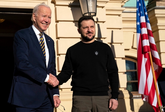 Kunjungan Pertama ke Kyiv Sejak Invasi Rusia, Joe Biden Peluk Erat Presiden Ukraina