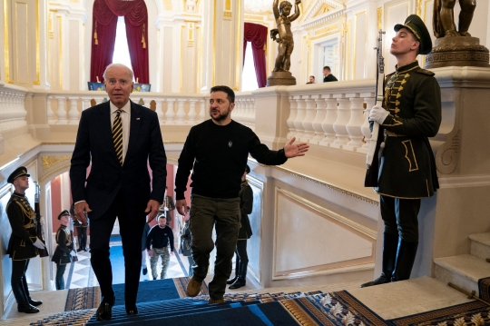 Kunjungan Pertama ke Kyiv Sejak Invasi Rusia, Joe Biden Peluk Erat Presiden Ukraina