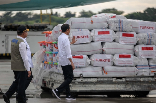 Momen Presiden Jokowi Lepas 140 Ton Bantuan untuk Korban Gempa Turki-Suriah