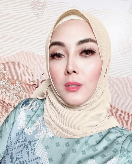 Belajar Berhijab, Intip Potret Terbaru Dhena Devanka Mantan Istri Jonathan Frizzy