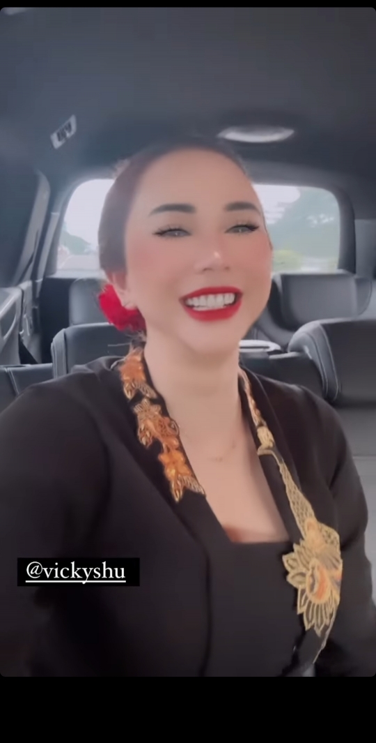 Potret Terbaru Aura Kasih dalam Balutan Busana Tradisional, Cantik dan Anggun