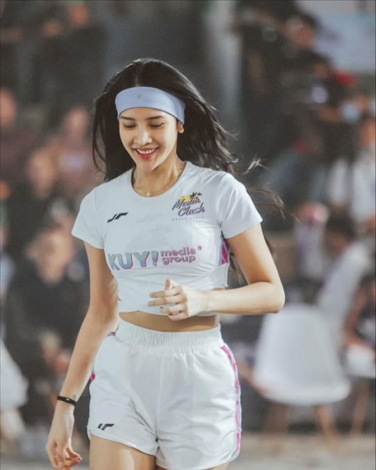 Anya Geraldine Beraksi Main Voli Pantai, Penampilannya Banjir Pujian
