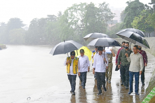 Momen Jokowi Hujan-hujanan Tinjau Normalisasi Kali Ciliwung