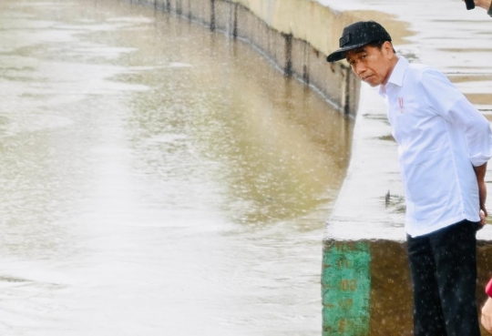 Momen Jokowi Hujan-hujanan Tinjau Normalisasi Kali Ciliwung