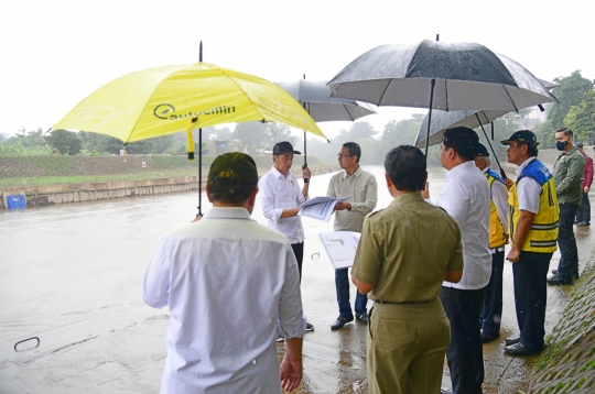Momen Jokowi Hujan-hujanan Tinjau Normalisasi Kali Ciliwung