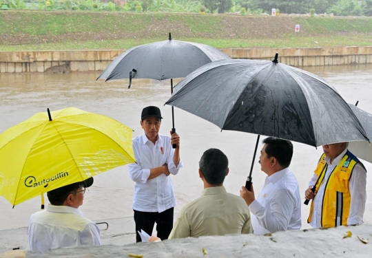 Momen Jokowi Hujan-hujanan Tinjau Normalisasi Kali Ciliwung