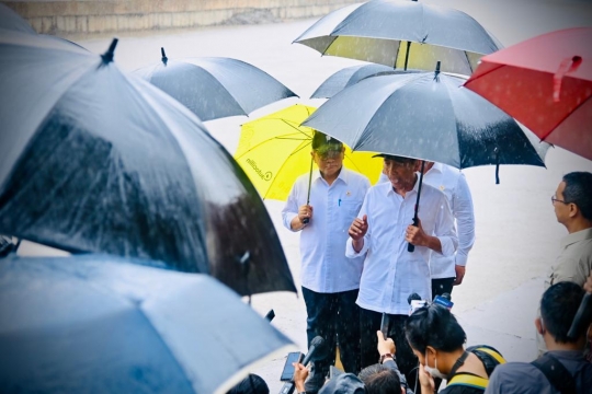 Momen Jokowi Hujan-hujanan Tinjau Normalisasi Kali Ciliwung